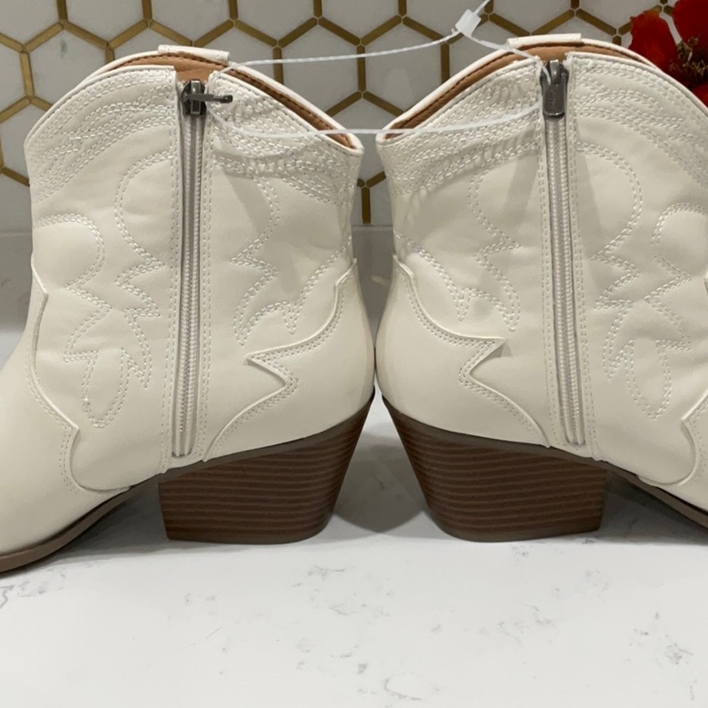NWT Indigo rd cowboy boots Ivory ankle color Ivory size 7.5 - Picture 4 of 8